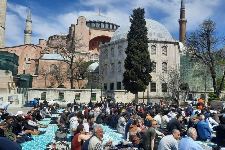 Ayasofya Camii’nde Ramazan ayının son cuma namazı kılındı