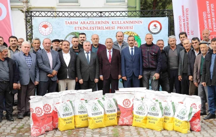 Ayçiçeğinin alternatifi olan kanola tohumu çiftçilere dağıtıldı
