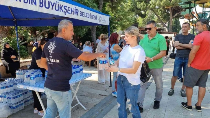 Aydın Büyükşehir Belediyesi TYT sınavına katılan öğrencilerin yanında oldu
