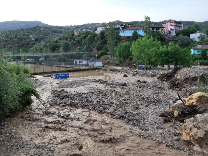 Aydın’da 20 dakikalık sağanak yetti, yollar kapandı, sokaklar göle döndü
