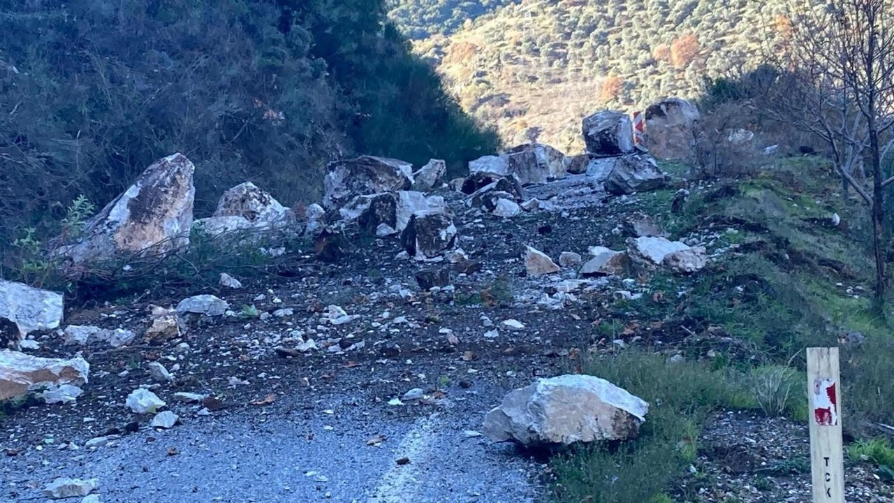 Aydın'da heyelan; Köşk-Ödemiş kara yolu çift yönlü trafiğe kapandı