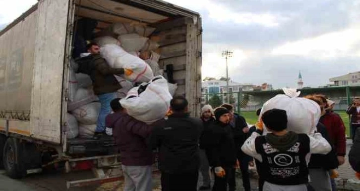 Aydın, depremzedeler için seferber oldu, yardım tırları yola çıktı