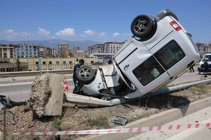 Aydınlatma direğine çarpan araç ters döndü
