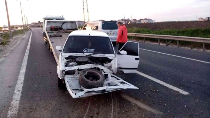 Aydınlatma direğine çarpan otomobil hurdaya döndü: 5 yaralı
