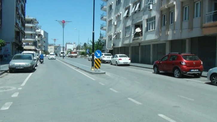 Aydınlatma direğine ve trafik levhasına çarpan motosiklet sürücüsü, hastanede yaşam mücadelesi veriyor
