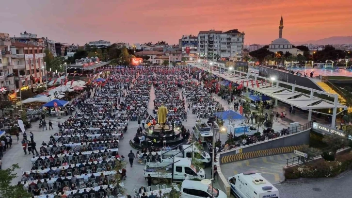 Aydınlılar Büyükşehir’in iftar programında bir araya geldi
