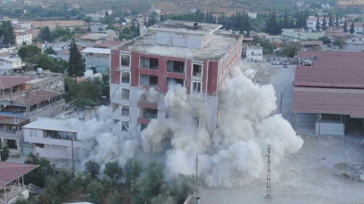 Aylardır korku içerisinde yaşıyordu, 7 katlı binanın yerle bir olmasıyla rahat nefes aldı
