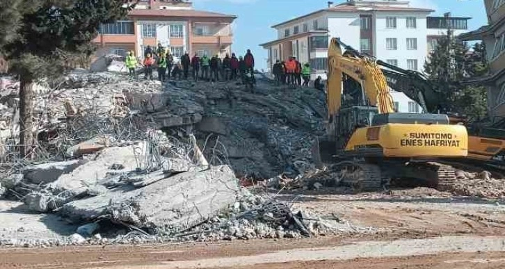 Ayşe-Mehmet Polat Sitesi’nde arama kurtarma çalışmaları 131 saattir sürüyor