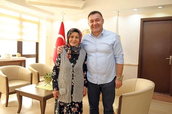 Ayşe teyzeden Başkan Yücel'e hizmet teşekkürü