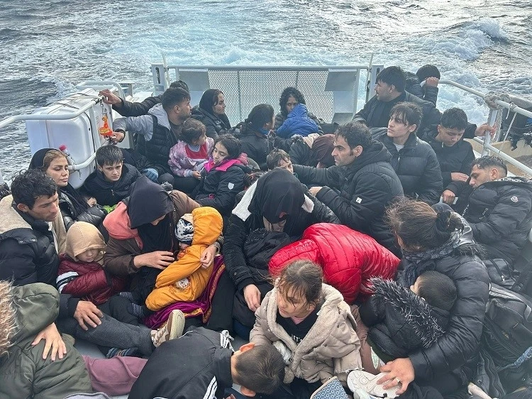 Ayvacık açıklarında Yunan unsurlarınca ölüme terk edilen 76 kaçak göçmen kurtarıldı
