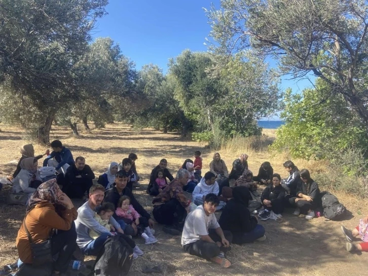 Ayvacık’ta 14 kaçak göçmen ile 1 göçmen kaçakçısı yakalandı
