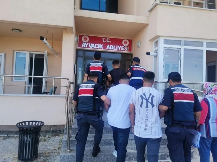 Ayvacık’ta zeytinyağ çalan 3 şüpheli jandarma tarafından yakalandı
