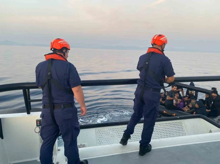 Ayvalık açıklarında 23 düzensiz göçmen kurtarıldı
