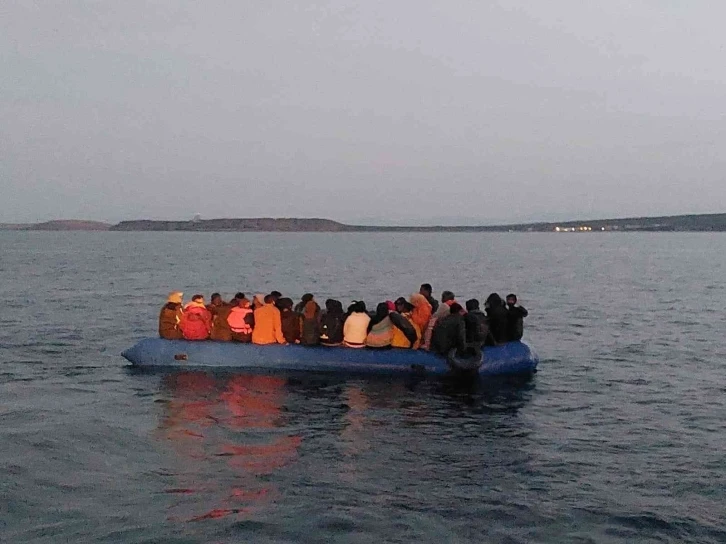 Ayvalık açıklarında 54 düzensiz göçmen kurtarıldı
