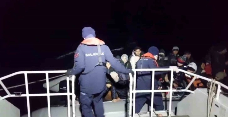 Ayvalık açıklarında motoru bozulan botta 54 göçmen kurtarıldı