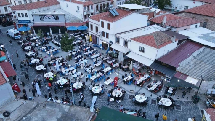 Ayvalık Belediyesi’nden 1500 kişilik dev iftar
