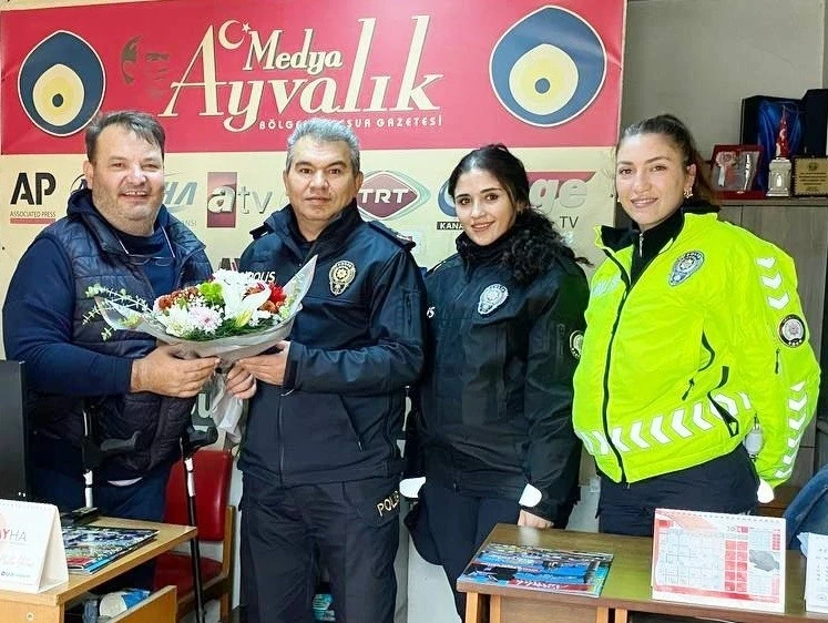 Ayvalık Polisi’nden engelli gazeteciye nazik jest
