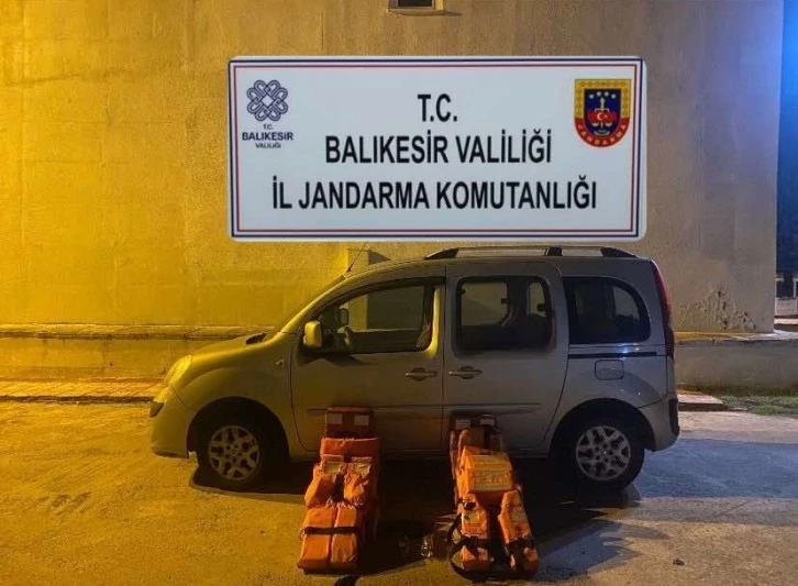 Ayvalık’ta 7 düzensiz göçmen ve 1 organizatör yakalandı
