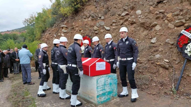 Ayvalık’ta beyin kanaması nedeniyle hayatını kaybeden polis memuru memleketinde toprağa verildi
