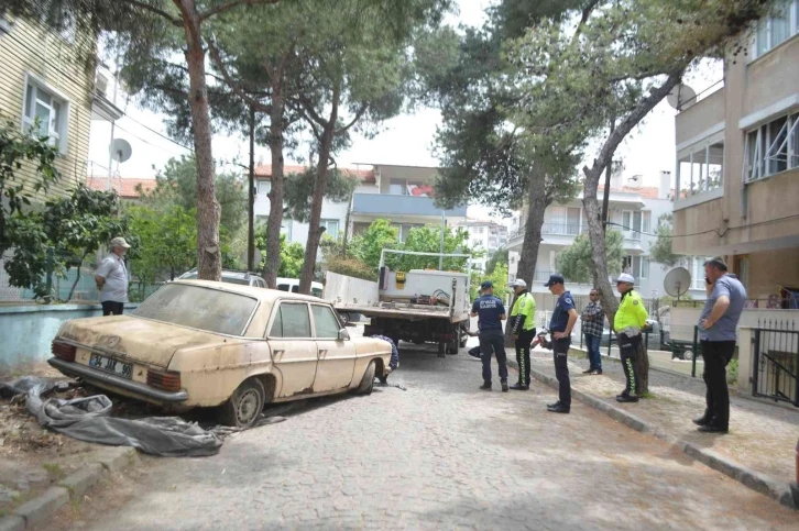 Ayvalık’ta cadde ve sokaklar hurda araçlardan temizleniyor
