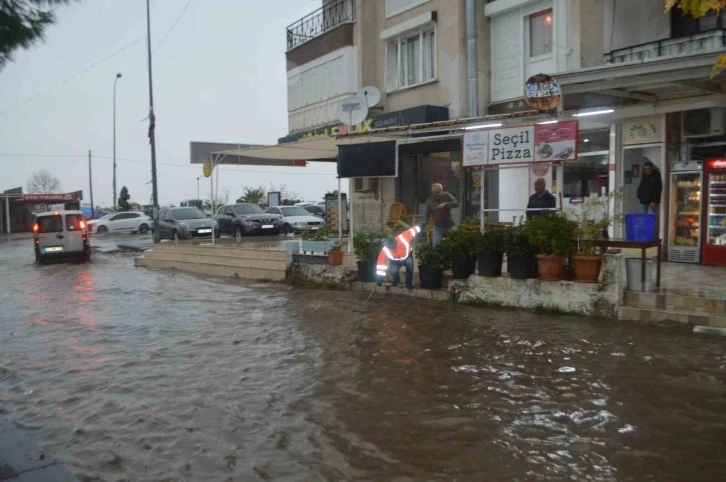 Ayvalık’ta kuvvetli sağanak yağış etkili oldu
