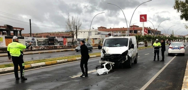 Ayvalık’ta para nakil aracı ile otomobil çarpıştı: 1 yaralı
