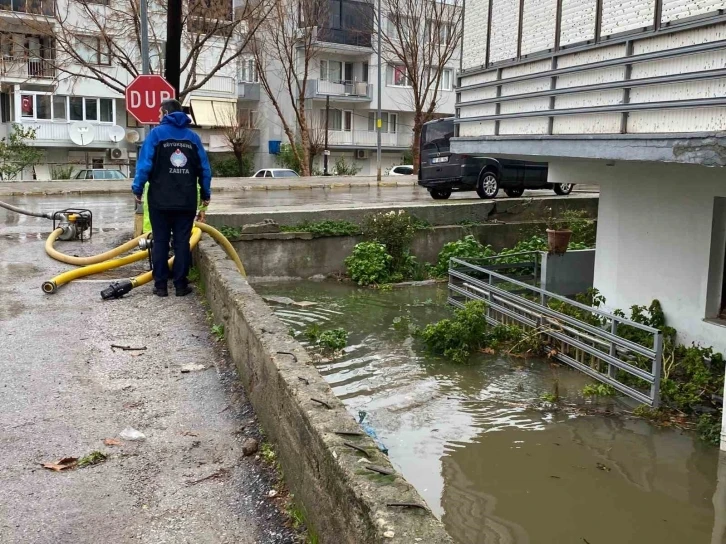 Ayvalık’ta şiddetli yağış hayatı olumsuz etkiledi
