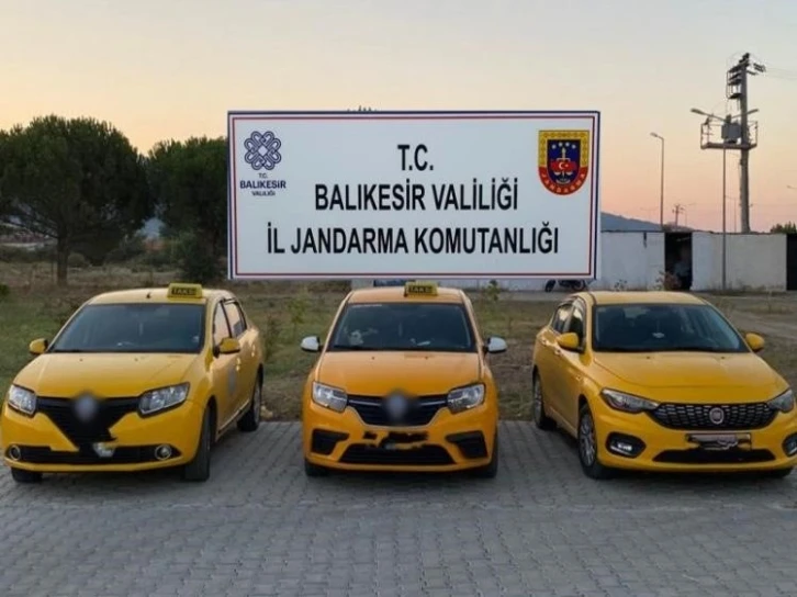 Ayvalık’ta taksici kılığındaki göçmen kaçakçıları yakalandı
