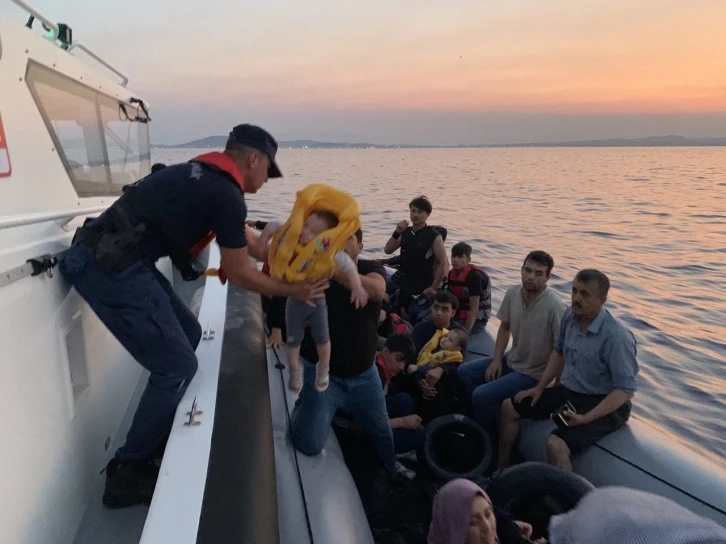 Ayvalık’ta Türk karasularına itilen 37 göçmen kurtarıldı
