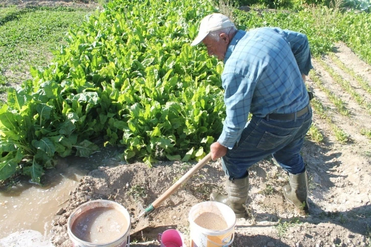 Baba bağda üretiyor genç oğlu tezgahta satıyor
