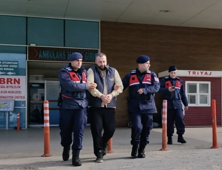 Babasını taşla yaralayıp sağlık ekiplerini de rehin alan şahıs tutuklandı
