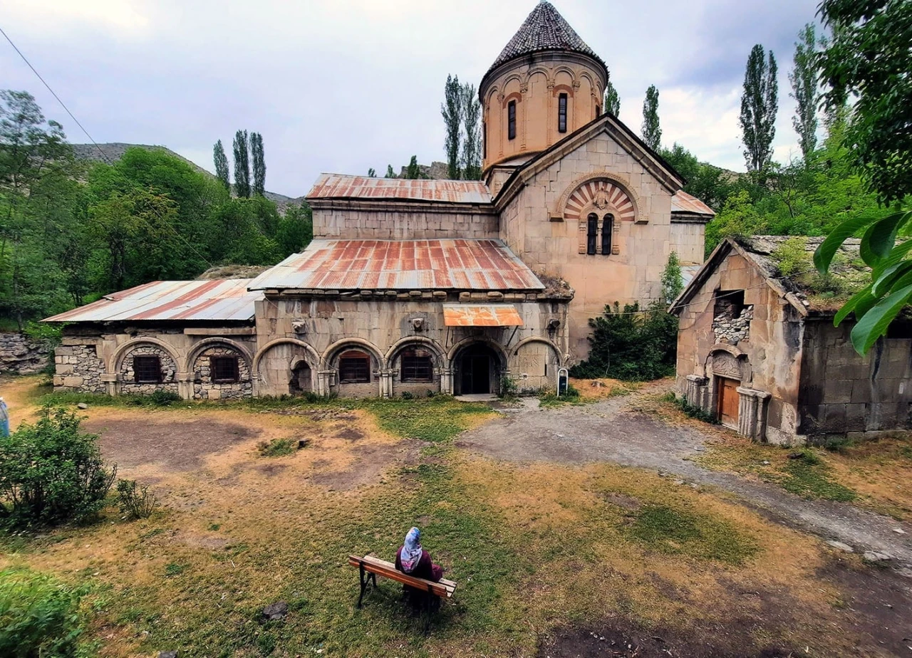 Bağbaşı Taş Camii görenleri büyülüyor
