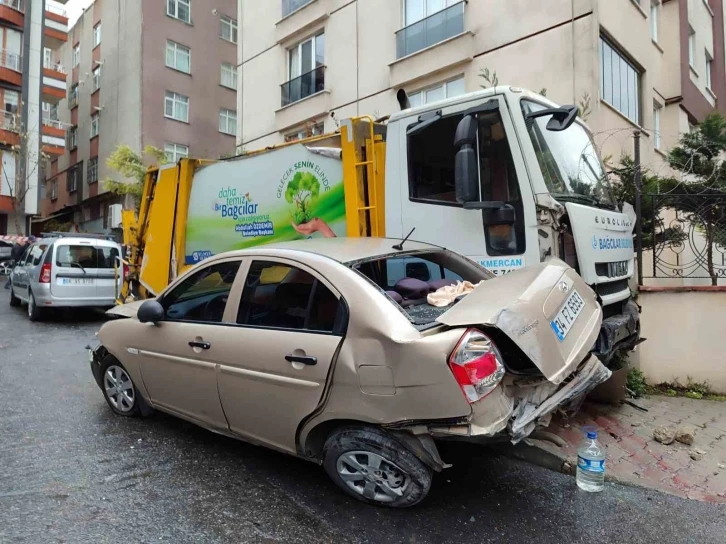 Bağcılar’da freni boşalan çöp kamyonu 7 araca çarptı, şoför araçtan atladı
