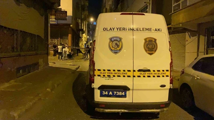 Bağcılar’da hareketli dakikalar: Husumetlisi olduğu ailenin apartmanına tüfekle ateş açtı
