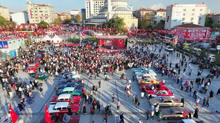 Bağcılar’da klasik otomobillerden "Cumhuriyet Konvoyu"
