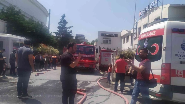 Bağcılar’da plastik poşet üretim fabrikasında yangın: 3 kişi dumandan etkilendi
