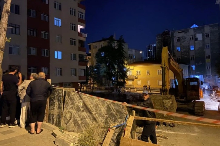 Bağcılar’da temeli kazılan inşaatta toprak kayması: Tedbir amacıyla 6 katlı bina boşaltıldı