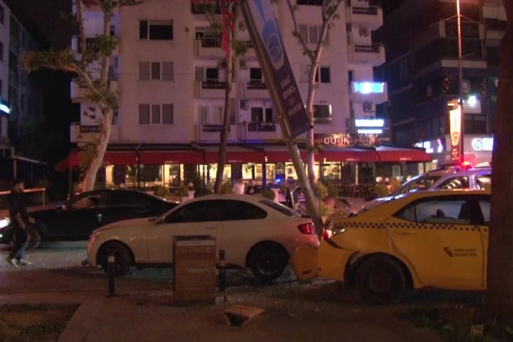 Bağdat Caddesi'nde taksi ile otomobil çarpıştı: 2 hafif yaralı