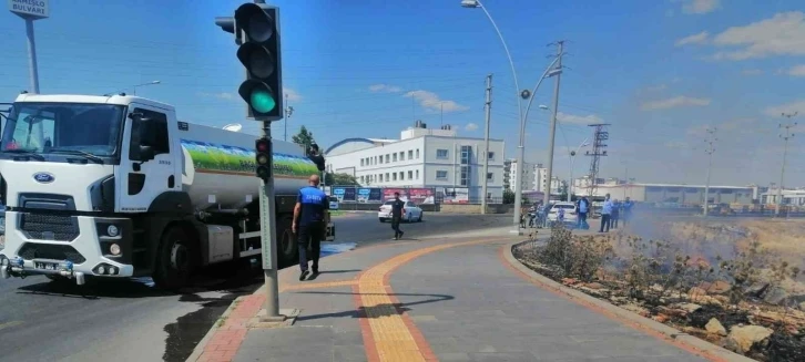 Bağlar Belediyesi ekiplerinden anız yangınına müdahale
