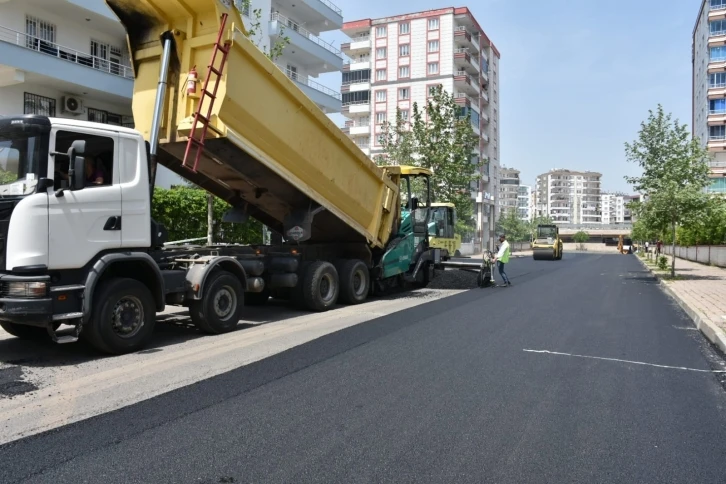 Bağlar Belediyesi yol asfaltlama çalışmalarına devam ediyor
