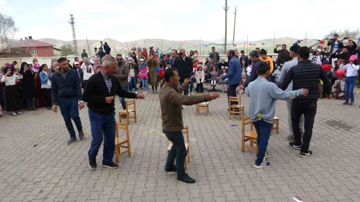 Bahar şenliğinde veliler oynadı çocuklar izledi
