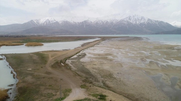 Bahardaki yağışlara rağmen Van Gölü'ndeki çekilme devam ediyor