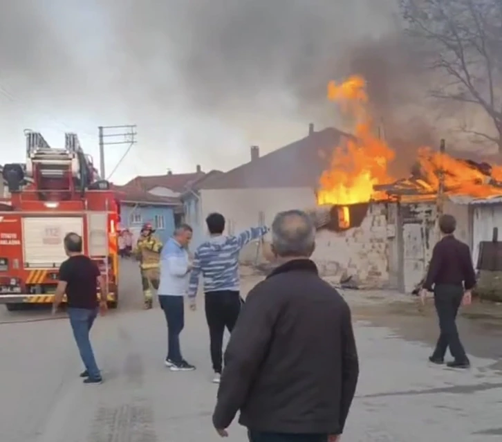 Bahçede yaktıkları ateş eve sıçradı
