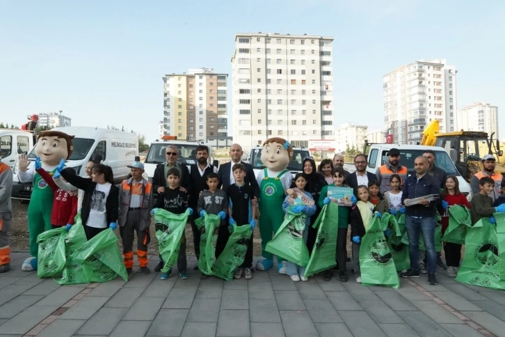 Bahçelievler’de belediye ve öğrenciler çöp topladı
