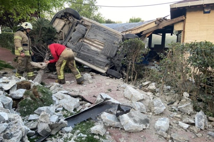 Bahçelievler’de otomobil kafenin bahçesine uçtu: 1 ağır yaralı