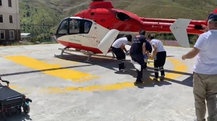 Bahçesaray’da ambulans helikopter yüksekten düşen hasta için havalandı
