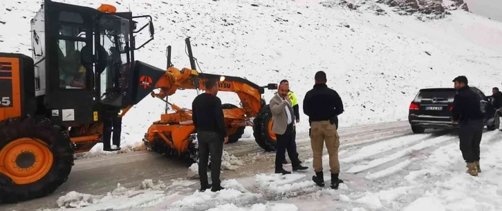 Bahçesaray Kaymakamı Alimoğlu 3 bin rakımlı Karabet Geçidi’nde
