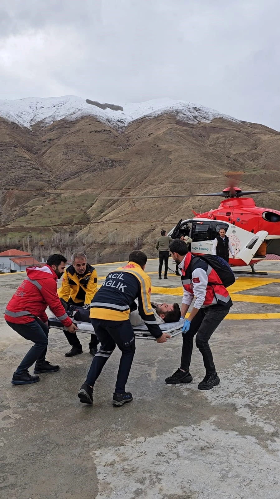 Bahçesaraylı hasta helikopterle hastaneye kaldırıldı
