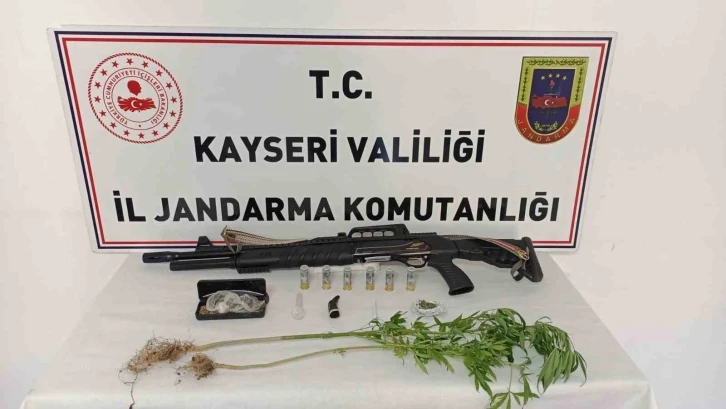 Bahçesinde kenevir yetiştiren şahıs jandarmadan kaçamadı
