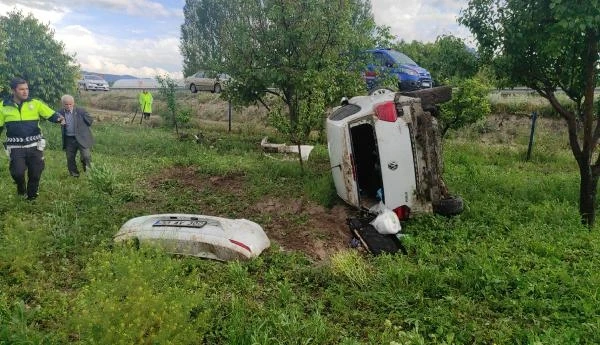 Bahçeye devrilen otomobilde sürücü yaralandı